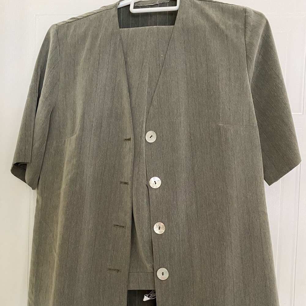 Roman Collection Short sleeve Jacket and pants suit set. Shell buttons